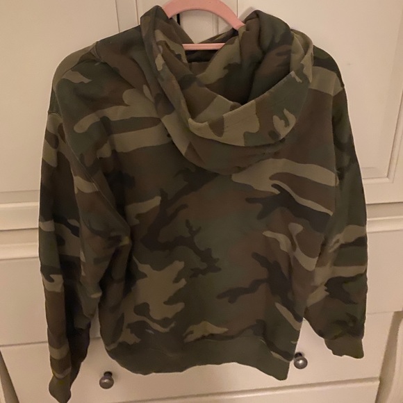 Selling this sweater because i’ve grown out of the colour!! Great condition! - Picture 2 of 3